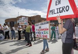 Concentración, este jueves, del cuerpo profesional de Técnicos de Cuidados Auxiliares de Enfermería en Segovia ante el Hospital General.