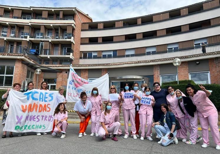 Imagen principal - Protestas celebradas este jueves en las Residencias Mixta (de la Junta), La Alameda (de la Diputación) y Asistida (también de gestión regional). 