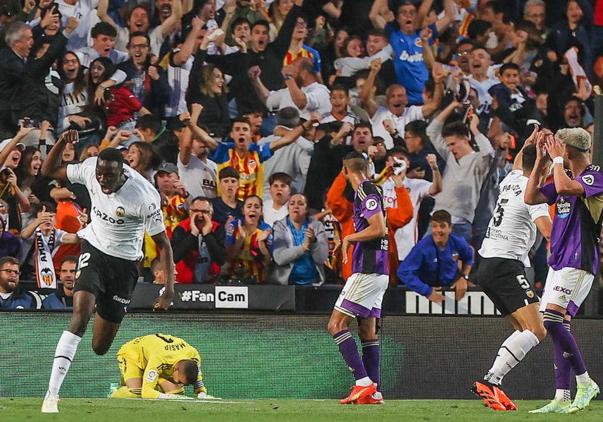 Diakhaby celebra su gol con Masip, en el suelo, lamentándose por su error.