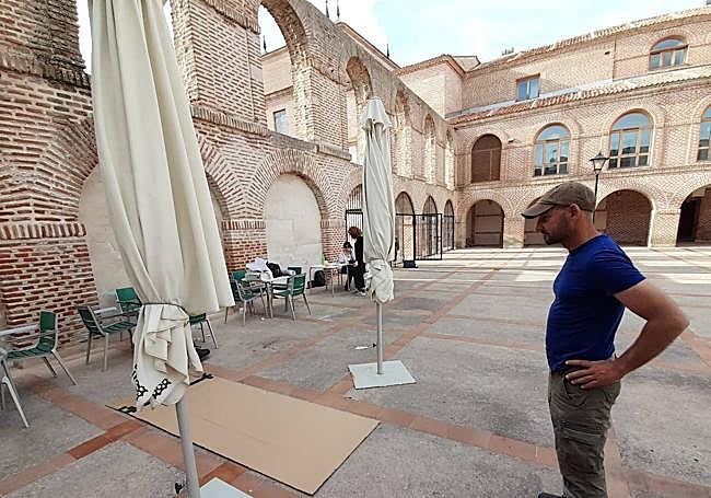 El comisario del festival, José María Yagüe, supervisa uno de los espacios donde se desarrollarán actividades.