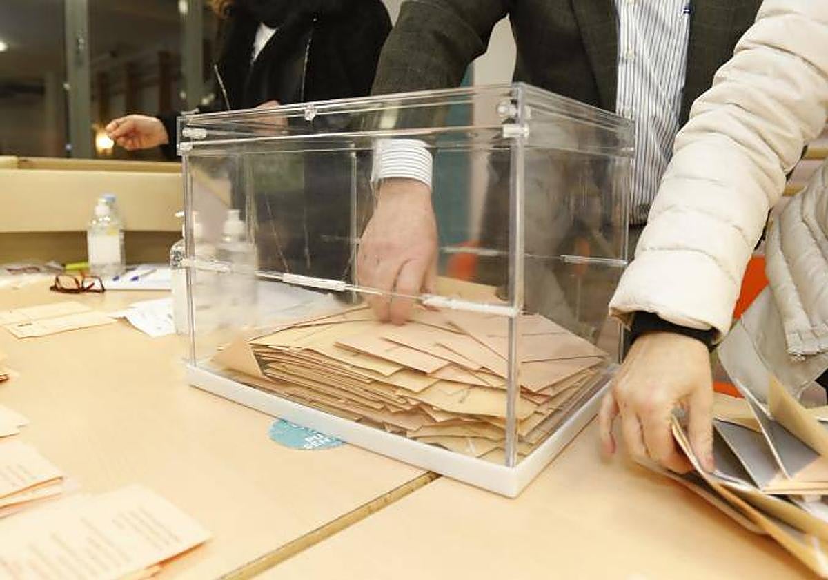 Urna electoral en las elecciones de Castilla y León de 2022