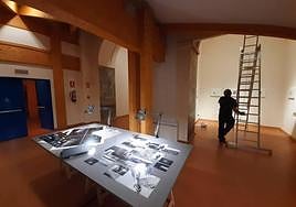 Preparativos de las exposiciones en el ambigú del CAE San Pedro.