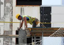 Un obrero trabaja en la construcción de un edificio en Valladolid.