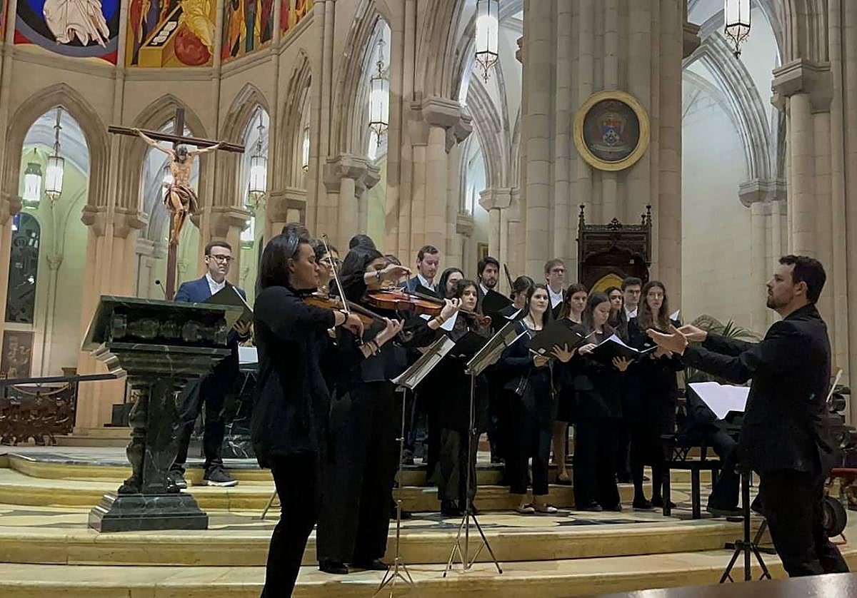 El compositor palentino Óscar M. Leanizbarrutia, a la derecha, con el Coro de Jóvenes I Thirst en la Catedral de la Almudena.