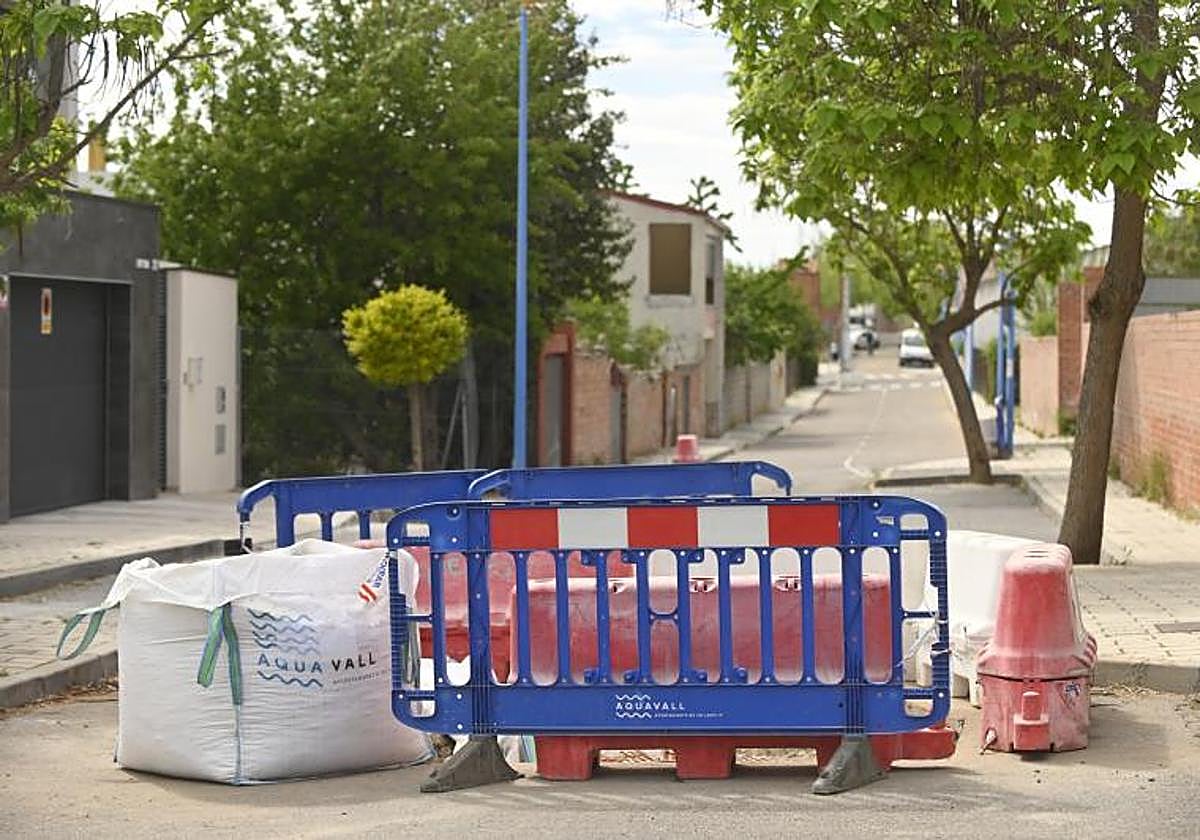 Cortes por obras de Aquavall en la esquina de las calles Petunia y Geranio.