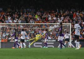 Masip no puede hacer nada en su estirada para evitar el gol de la victoria del Valencia.