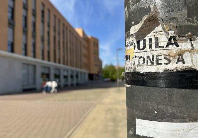 Un cartel de alquiler de habitaciones obsoleto en una farola cercana a la facultad de Filosofía y Letras