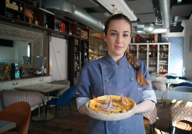 La cocinera Susana Rodríguez muestra su 'Tortilla vaga de quisquillas'