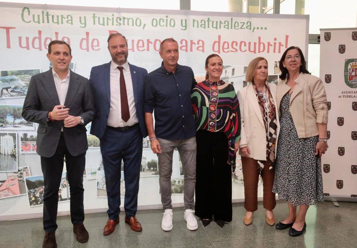 El periodista Manu Carreño (en el centro), premio Espárrago de Oro, este viernes junto a las autoridades.