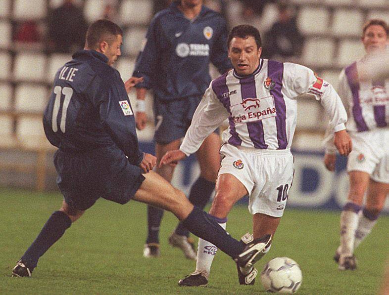 Eusebio Sacristán jugando con el Real Valladolid en su partido 500 en primera división