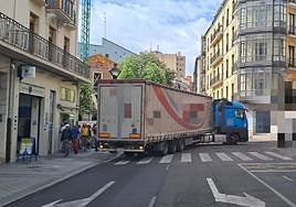 Camión encajonado en la calle Macías Picavea.