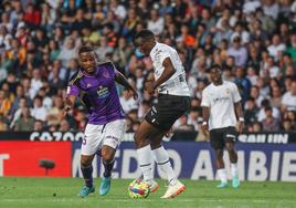 Larin, en la acción en la que roba el balón a Diakhaby antes de su gol.