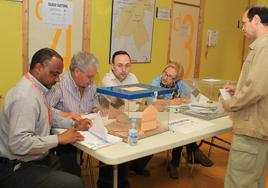 Mesa electoral en el barrio de Pajarillos.