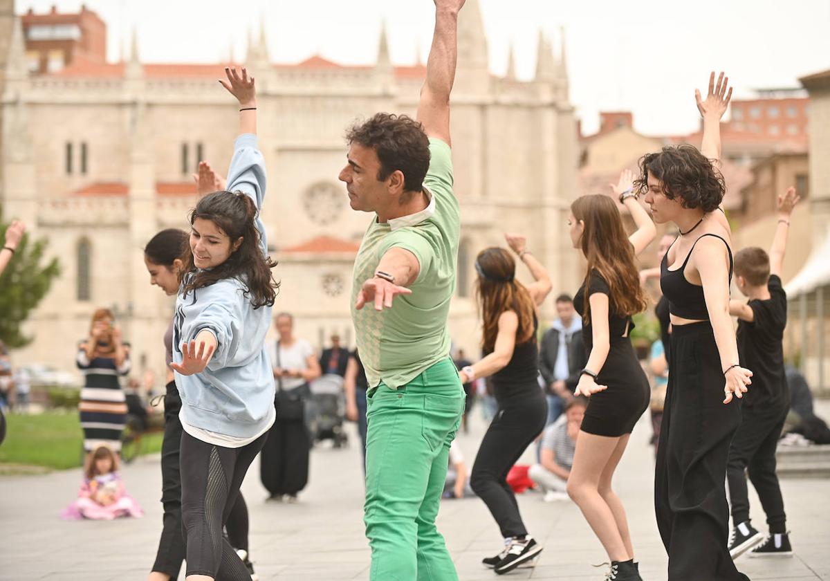 Clase de diagonales impartida por Alicia Rodríguez, de Bailarte, en la plaza de Portugalete.