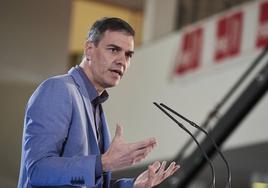 Sánchez participa en un acto del PSOE por el Día de la Rosa en Pamplona.