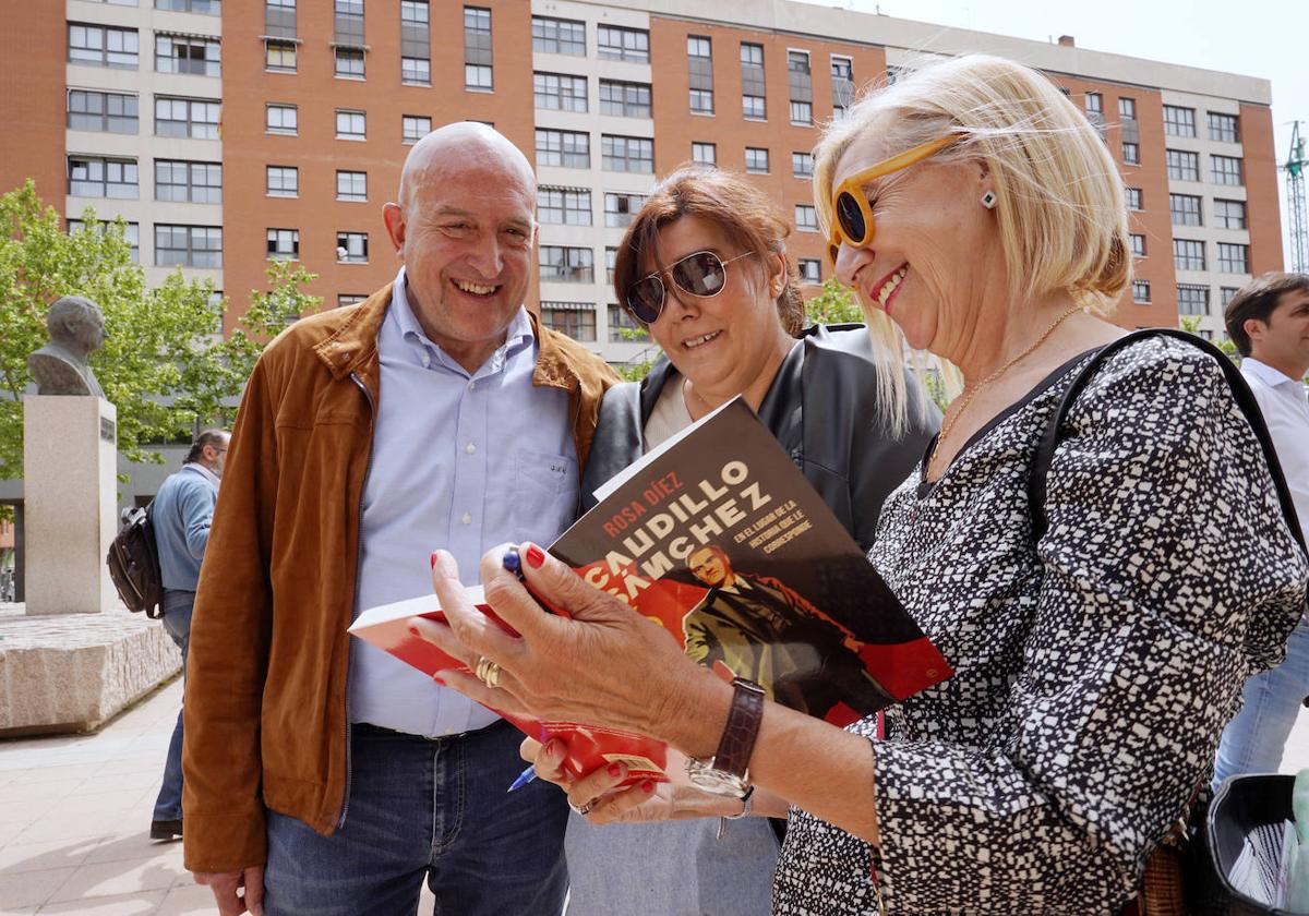 Jesús Julio Carnero, junto a Rosa Díaz, que le dedica un ejemplar de su libro, 'Caudillo Sánchez', a Yolanda.