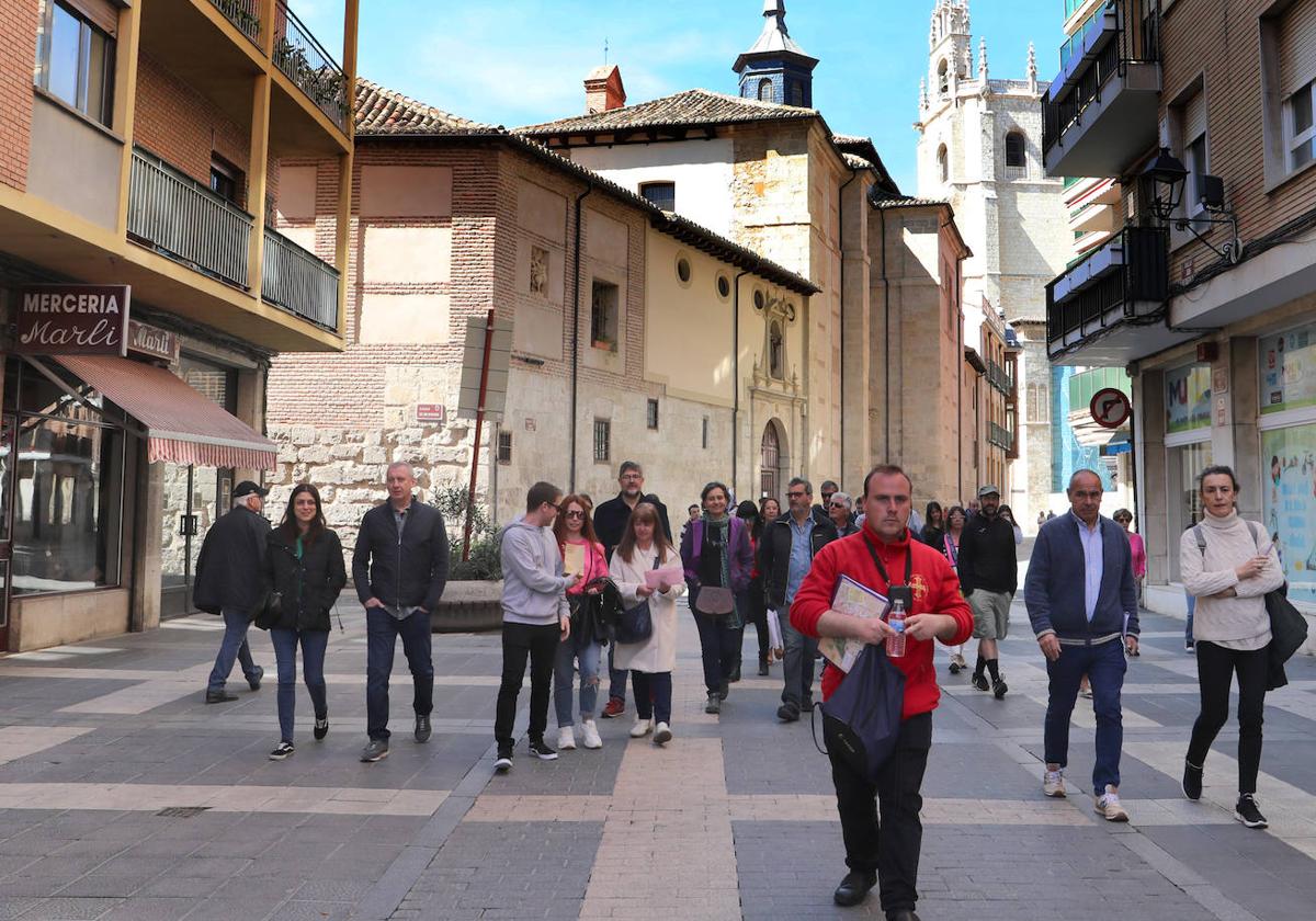 Un grupo de turistas por la calle Juan de Castilla.