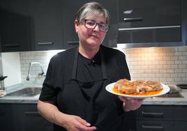 Ana Álvarez con este tradicional plato que aprendió de su amiga y vecina Inés Pérez