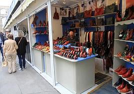 Artículos de cuero y calzado en uno de los puestos de la feria.