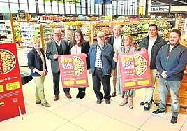 El director de Comunicación de Gadisa Retail, José Luis Fernández (cuarto por la derecha), con otros responsables de Gadis y de diferentes bancos de alimentos.