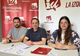 Carlos Serrano, en el centro, junto a los candidatos de La Lastrilla, Víctor Borreguero, y Torrecaballeros, Cristina Herrero.