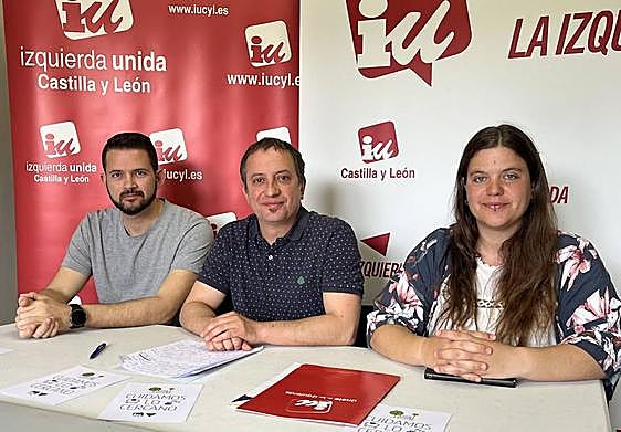 Carlos Serrano, en el centro, junto a los candidatos de La Lastrilla, Víctor Borreguero, y Torrecaballeros, Cristina Herrero.