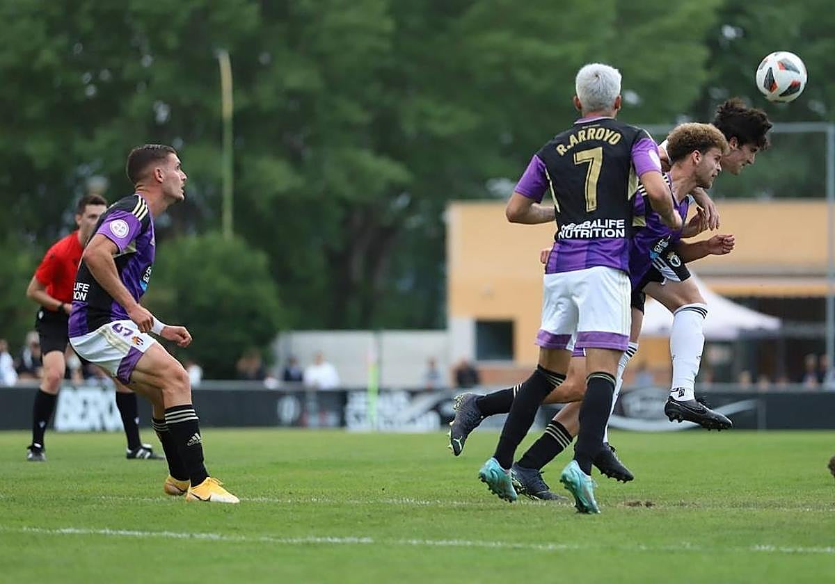 Arroyo, de espaldas, en un momento del encuentro disputado en Burgos.