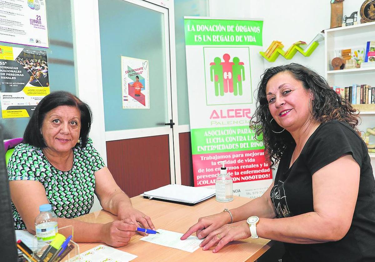 Inmaculada Gutiérrez y Esmeralda Cuena, en la sede de ALCER.