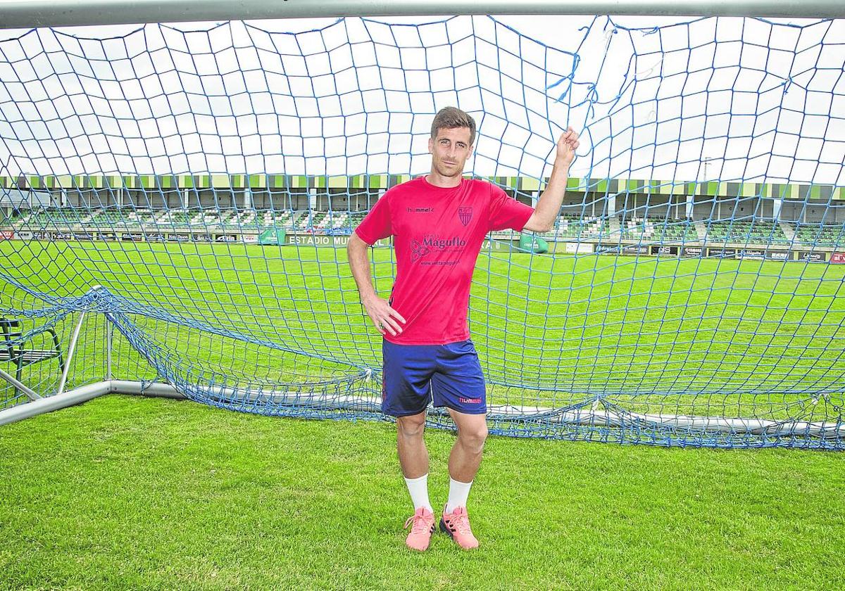 Fer Llorente posa en una de las porterías de entrenamiento en La Albuera.