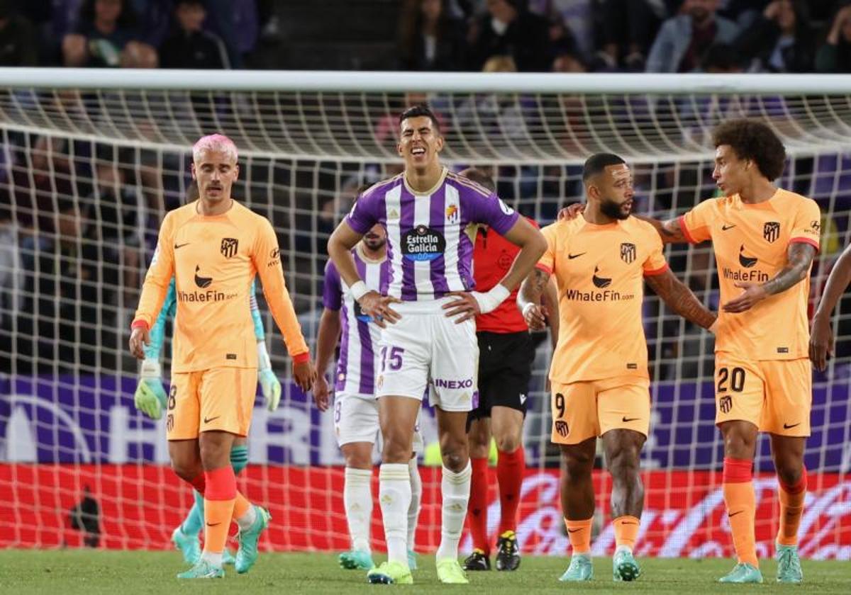 El blanquivioleta El Yamiq, entre Griezmann, Memphis Depay y Witsel, al término del partido