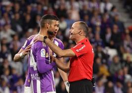 Mateu Lahoz habla con Joaquín en presencia de El Yamiq durante el último Real Valladolid-Atlético de Madrid.