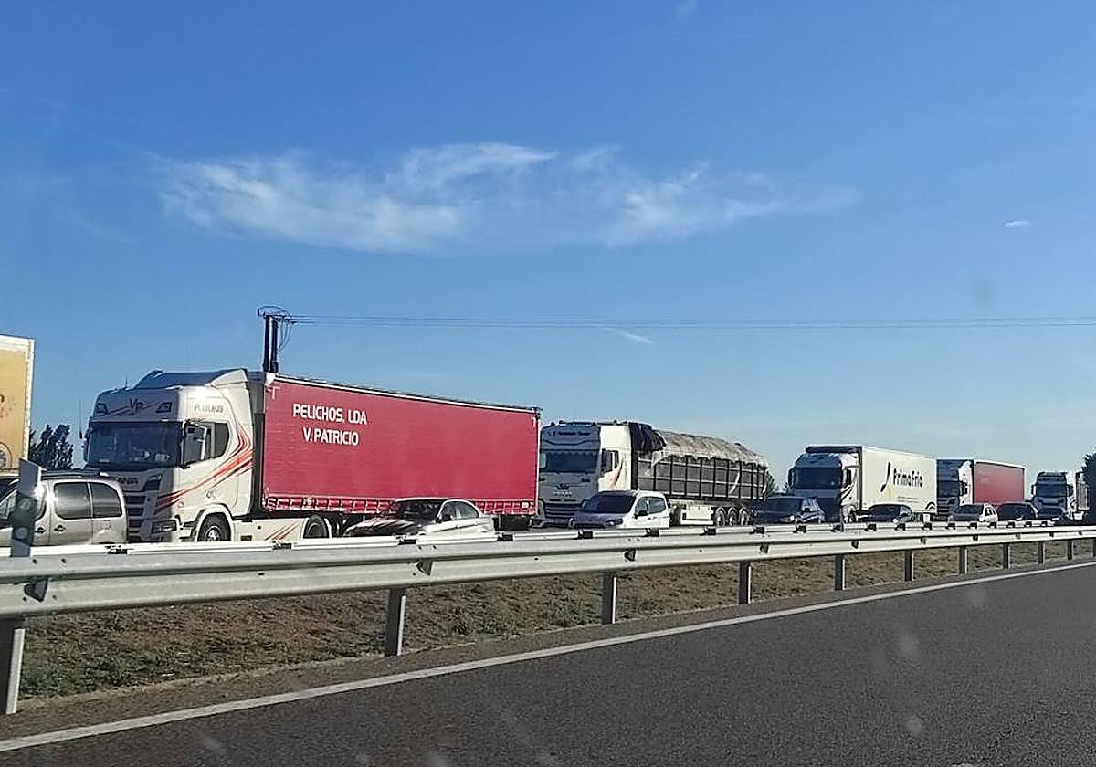 Vehículos retenidos cerca de Torquemada.