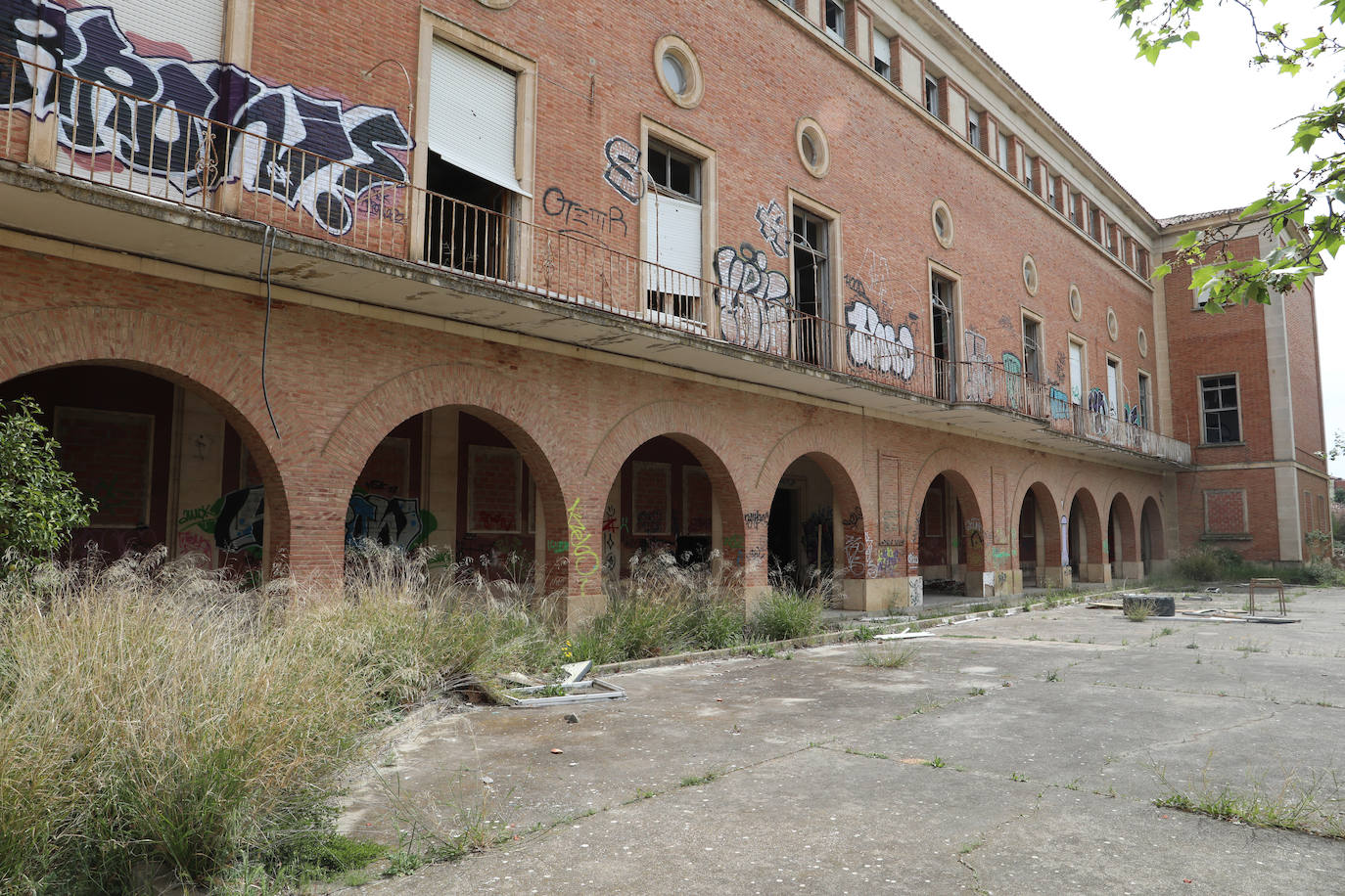 Antiguas alumnas de Huérfanos Ferroviarios visita el edificio y clama por su recuperación