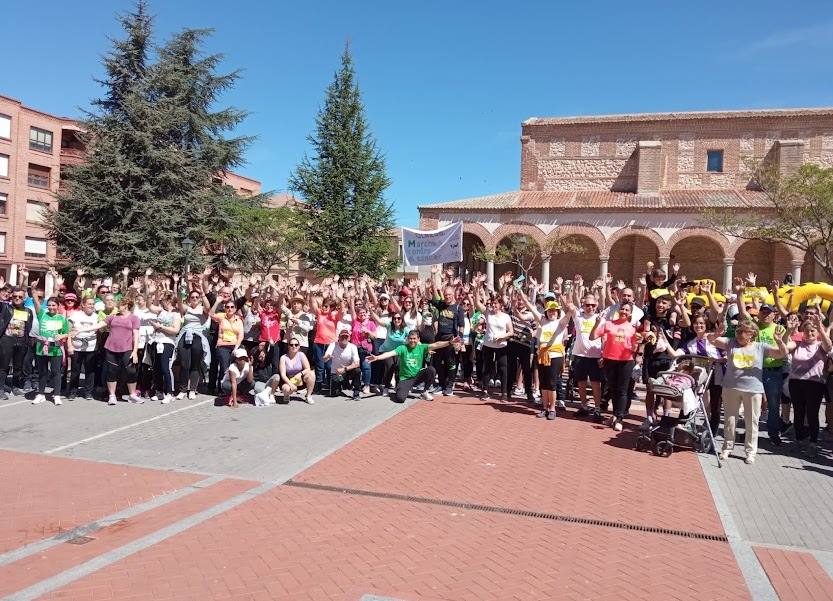 Foto de familia de los participantes en la marcha contra el cáncer.