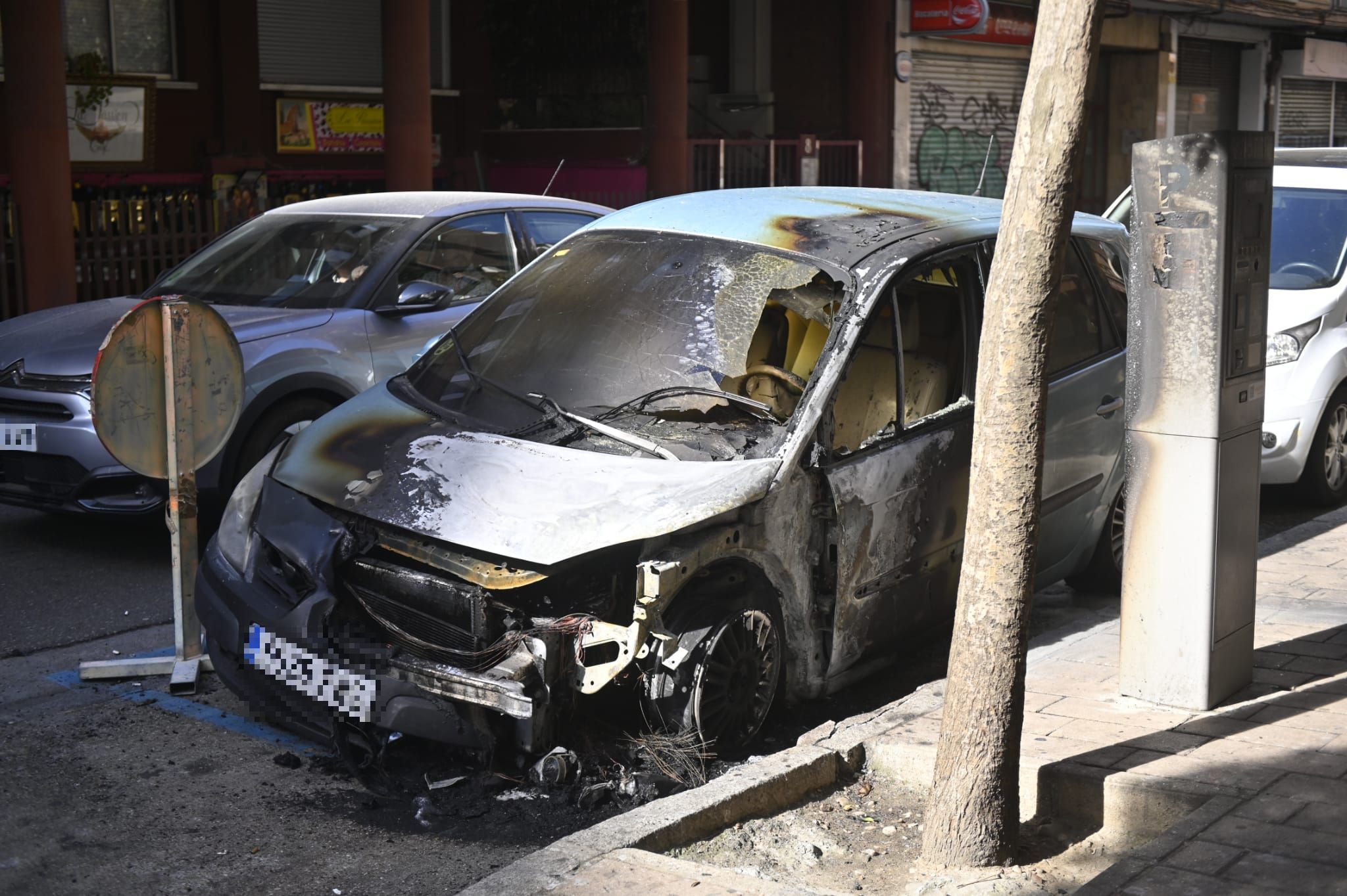 Queman dos coches, dos contenedores y un parquímetro en el centro de Valladolid