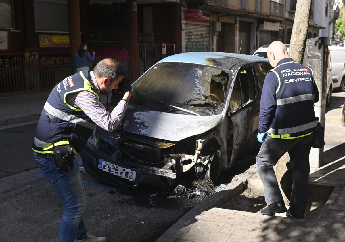 La Policía Científica examina el coche quemado en la calle Ruiz Hernández.