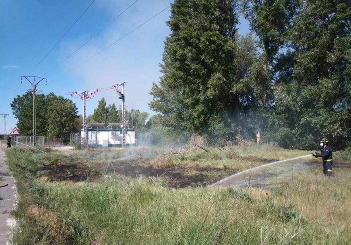 Los Bomberos sofocan el incendio originado el 1 de mayo en el camino Viejo de Simancas.