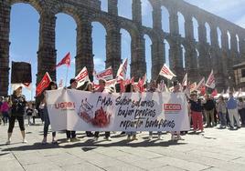 Cabeza de la manifestación, a su paso por el Azoguejo.