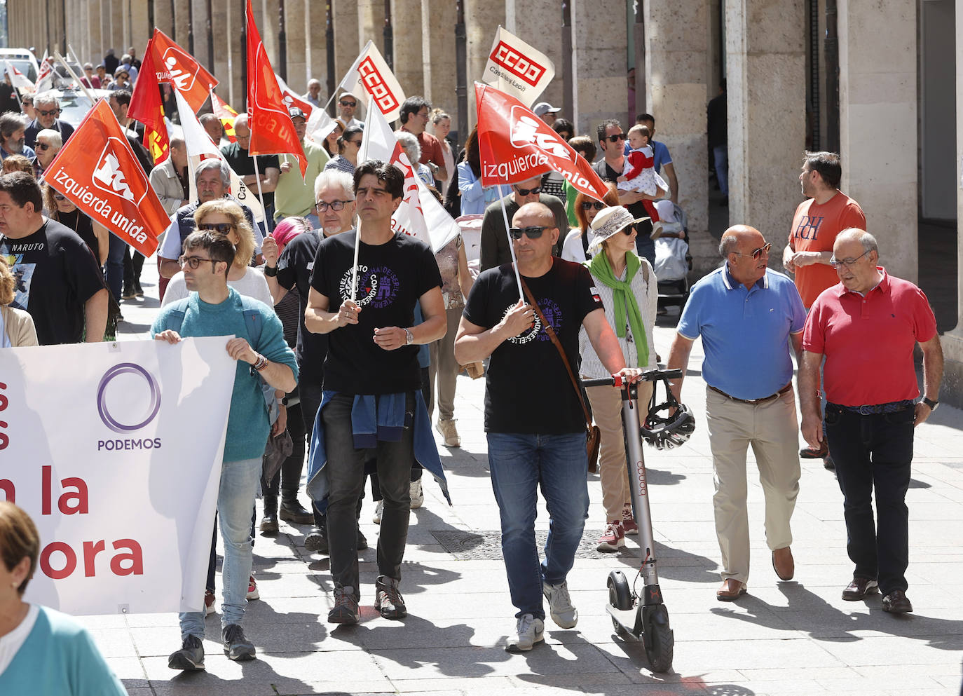 Un millar de palentinos desfilan por la Calle Mayor este Primero de Mayo