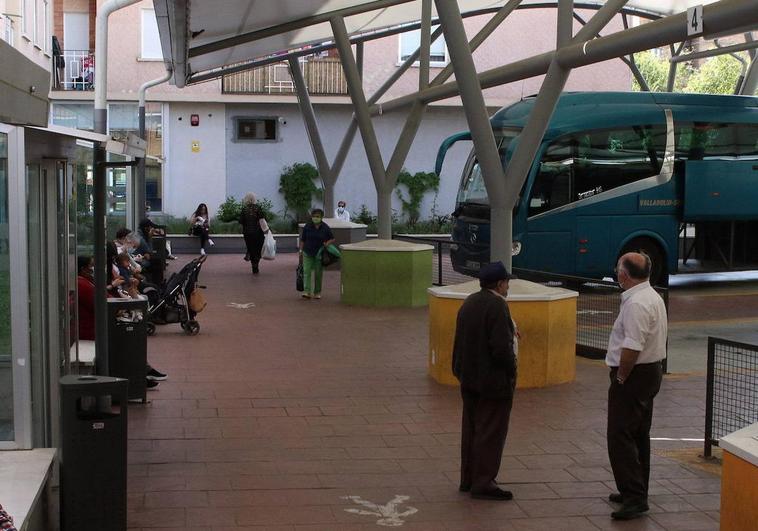 Varias personas esperan en la estación de autobuses de Segovia.