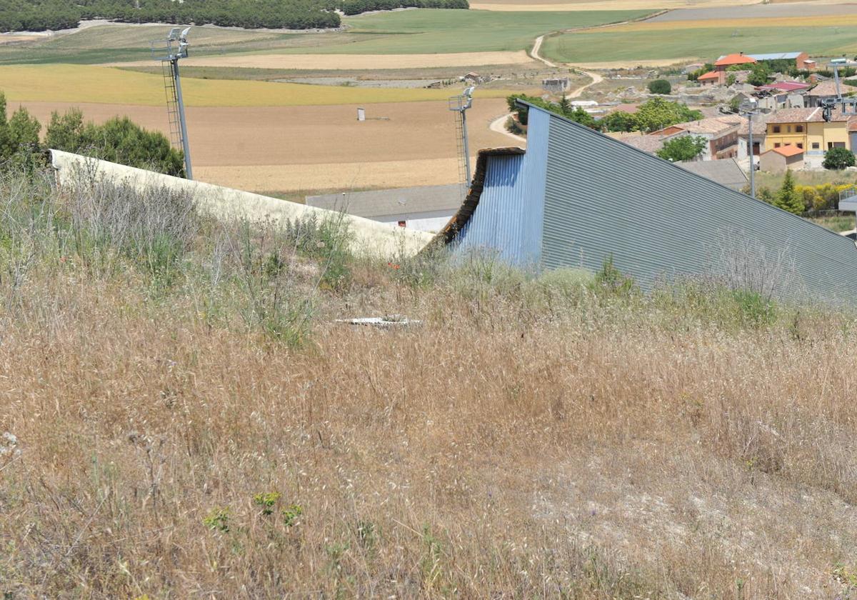 Instalaciones abandonadas de Meseta Ski, tras el desmantelamiento parcial de las pistas.