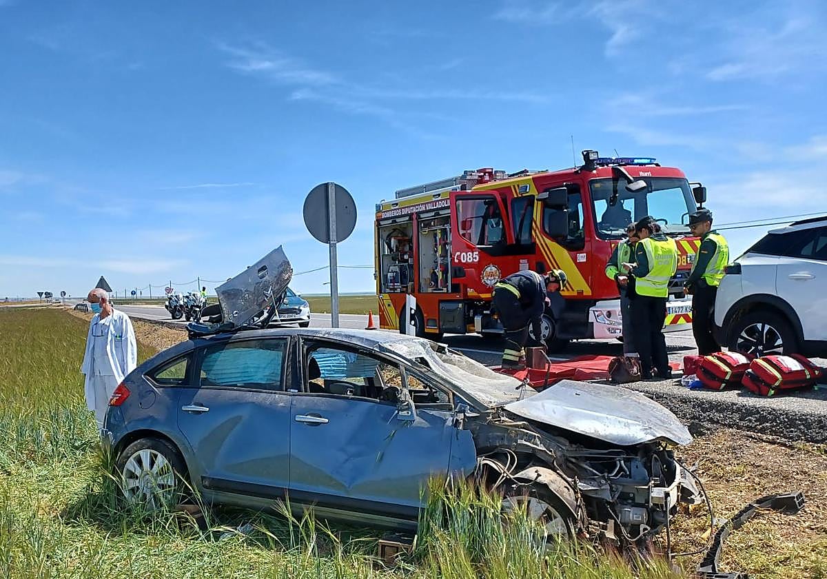 Sanitarios y bomberos acuden al lugar del accidente.