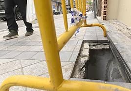 Socavón en la calle Nicolás Salmerón donde una mujer se cayó el viernes por la noche.