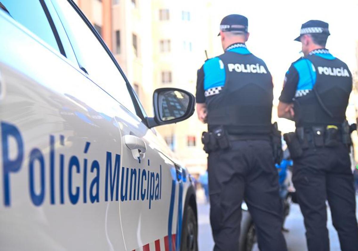 Dos agentes junto a uno de los nuevos coches patrulla.