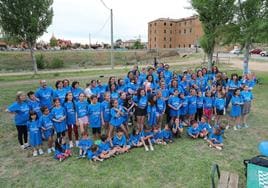 Foto de familia de los alumnos y familias participantes, este martes en Grijota.