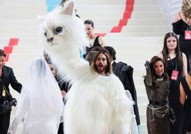 Jared Leto disfrazado de gato en la Gala Met 2023.