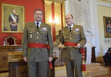 El jefe de la UME recibe en Segovia el premio Daoiz