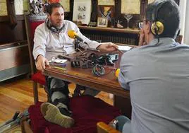 Óscar Puente, en su intervención en 'El alcalde responde', en la Ser, con la pierna en alto y la rodilla inmovilizada en el despacho de Alcaldía.
