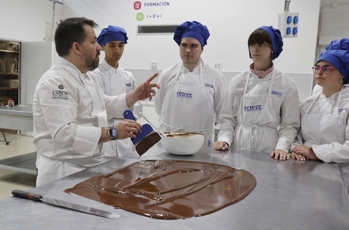 El pastelero Ricardo Vélez elabora sus dulces en Palencia