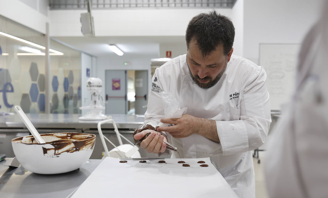 El pastelero Ricardo Vélez elabora sus dulces en Palencia